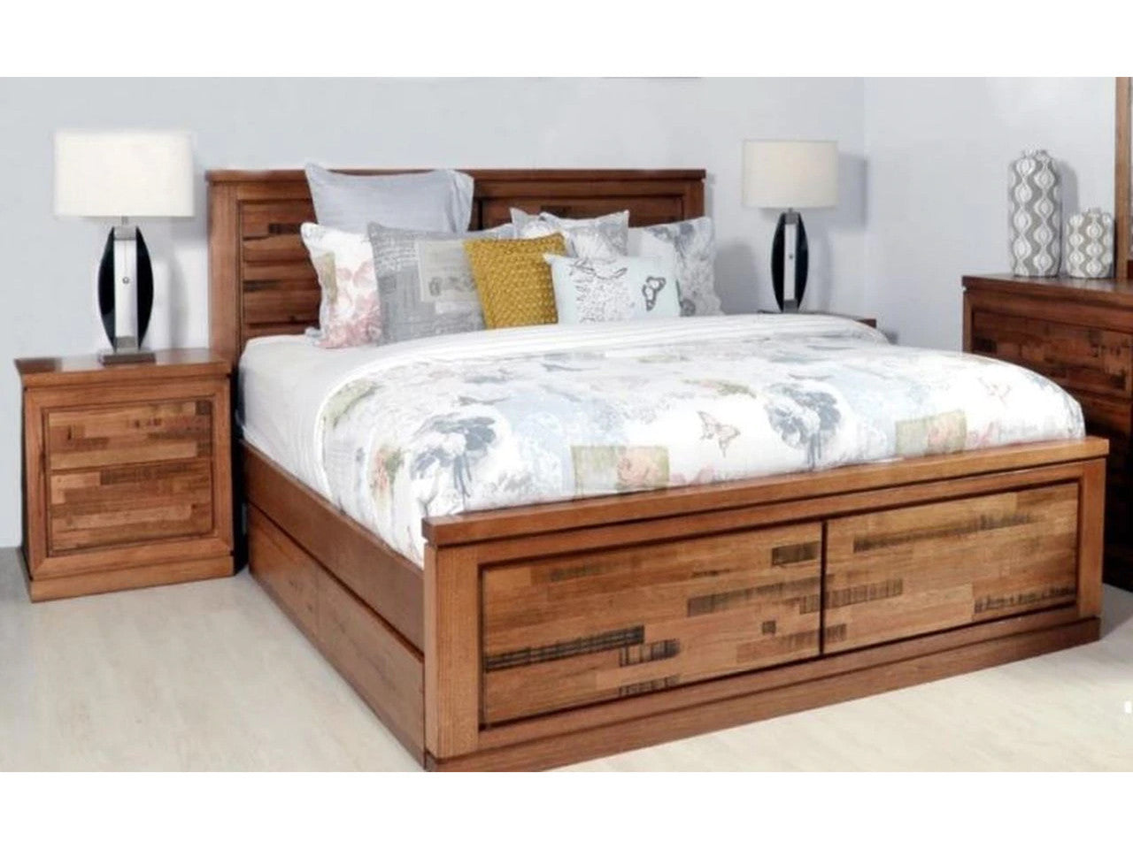 QUEEN BERTROSE TASMANIAN OAK BED (WITHOUT) UNDERBED STORAGE - (MODEL:3-1-18-12-9-19-12-5) - AS PICTURED